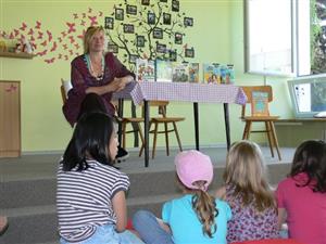 Autorka dětských knih Petra Braunová besedovala v pátek s dětmi na Základní škole v Petřvaldě. Poutavě vyprávěla, jak kniha od nápadu po její vydání celá vzniká.
FOTO: ILONA MAZALOVÁ