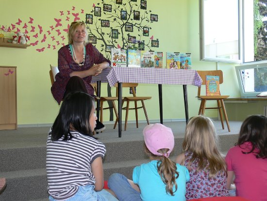 Autorka dětských knih Petra Braunová besedovala v pátek s dětmi na Základní škole v Petřvaldě. Poutavě vyprávěla, jak kniha od nápadu po její vydání celá vzniká.
FOTO: ILONA MAZALOVÁ