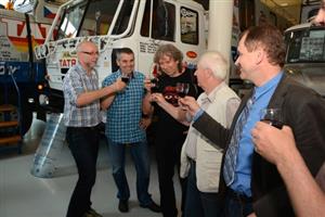 Účastníci Živé Afriky, poslední velké expedice pod značkou Tatra, se zpožděním oslavili u svého expedičního speciálu dvacáté výročí cesty černým kontinentem. 
FOTO: DAVID MACHÁČEK