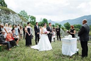 Jedna ze svateb, která se před rokem uskutečnila v Kamenárce ve Štramberku. Pro svatby mimo obřadní síň platí, že svatebčané si sami zajišťují všechny potřebné rekvizity.           
FOTO: ILONA MAZALOVÁ