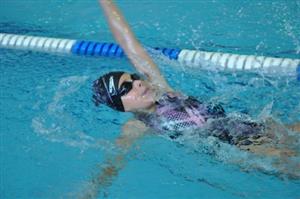 Nikola Chovanečková plave na Letním poháru desetiletých disciplínu 100 m znak, ve které nakonec obsadila devátou příčku.
FOTO: KRISTINA ČABLOVÁ