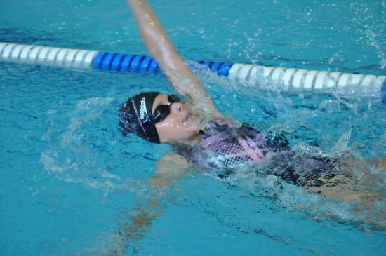 Nikola Chovanečková plave na Letním poháru desetiletých disciplínu 100 m znak, ve které nakonec obsadila devátou příčku.
FOTO: KRISTINA ČABLOVÁ