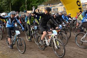 Na start 18. ročníku Kopřivnického Drtiče se postavilo 851 účastníků. V úvodu vyjížďky všichni hýřili dobrou náladou. Náročnou trať v Beskydech nakonec pokořilo 759 bikerů. 
FOTO: DAVID MACHÁČEK