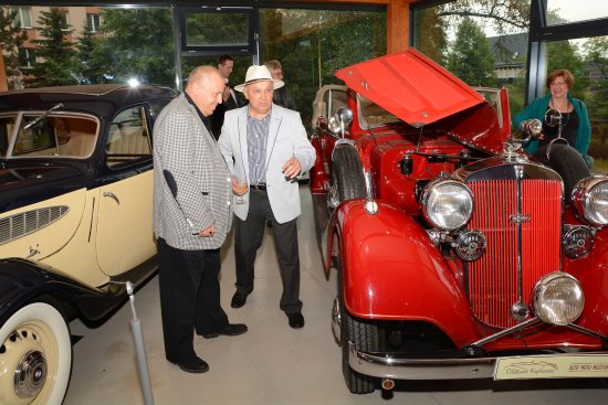 Majitel kopřivnického Auto-moto muzea Oldtimer Jaroslav Šerý provádí první návštěvníky svou sbírkou automobilových veteránů.
FOTO: DAVID MACHÁČEK