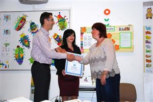 Lubinská škola je Etickou školou. Certifikát předal v rámci dne otevřených dveří Dušan Drabina, ředitel Etické výchovy, o. p. s., Ivaně Davidové, ředitelce ZŠ Lubina.
FOTO: DANA HOĎÁKOVÁ