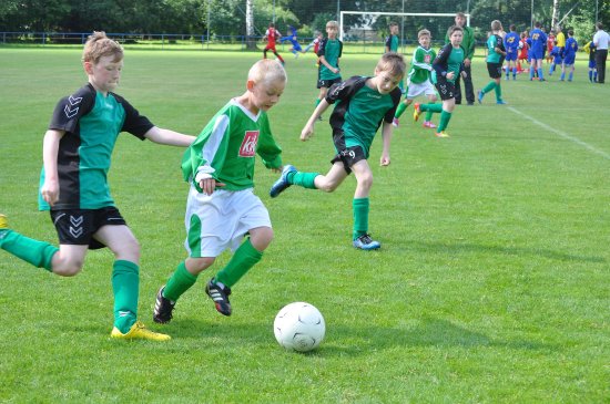 Petr Vosmík (uprostřed) z družstva FC Vlčovice-Mniší bojuje o míč v prvním zápase Memoriálu Václava Migase s hráči NFC Lichnov.
FOTO: KRISTINA ČABLOVÁ