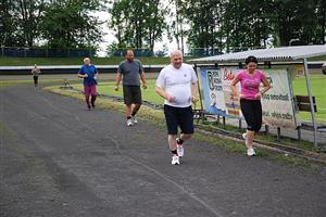 Kopřivničtí strážníci absolvovali v posledním červnovém týdnu testy fyzické zdatnosti. Dvanáctiminutový běh na oválu zdejšího stadionu zvládla většina. Na podzim si vše zopakují.
FOTO: DANA HOĎÁKOVÁ
