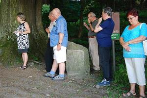 Také Kopřivnice si připomněla 600. výročí upálení mistra Jana Husa. U Husovy lípy se svým zamyšlením vystoupili faráři tří různých církví spolu s místostarostkou Dagmar Rysovou.   
FOTO: DANA HOĎÁKOVÁ
