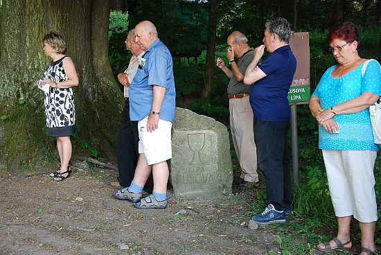 Také Kopřivnice si připomněla 600. výročí upálení mistra Jana Husa. U Husovy lípy se svým zamyšlením vystoupili faráři tří různých církví spolu s místostarostkou Dagmar Rysovou.   
FOTO: DANA HOĎÁKOVÁ
