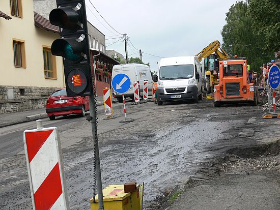 Opravy komunikací ve Štramberku neumožňují průjezd kamionů delších 12 metrů směrem do Ženklavy. Ty musí nejméně do konce prázdnin využít objízdné trasy.
FOTO: ILONA MAZALOVÁ

