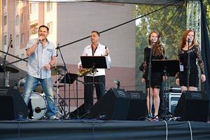 Hlavním hostem programu, který Kulturní dům Kopřivnice připravil v sobotu 4. července na přivítání prázdnin, byl zpěvák Pavel Vítek se svou kapelou.
FOTO: DANA HOĎÁKOVÁ
