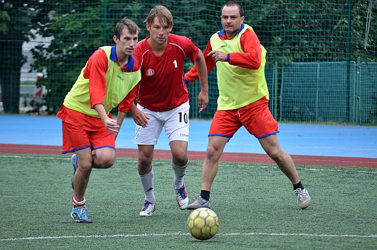 Michal Světlík (vlevo) z vítězného mužstva OS KOVO se stal se šesti brankami nejlepším střelcem turnaje v malé kopané Tatrovák Cup 2015.
FOTO: KRISTINA ČABLOVÁ

