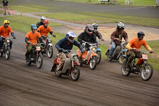 V rámci Motorkářského odpoledne si na kopřivnický letní stadion přijeli zazávodit majitelé (amatéři) strojů různých kubatur.
FOTO: DAVID MACHÁČEK
