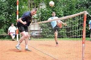 Na třetím ročníku nohejbalového turnaje Bell Canto Open 2015 hrálo celkem 20 týmů složených nejen z mužů, ale zúčastnily se také čtyři ženy.
FOTO: KRISTINA ČABLOVÁ
