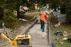 Do konce listopadu budou dokončeny veškeré úpravy na sídlišti Jih. Díky ušetřeným penězům bude rozsah provedených prací, větší než se čekalo.
FOTO: DAVID MACHÁČEK