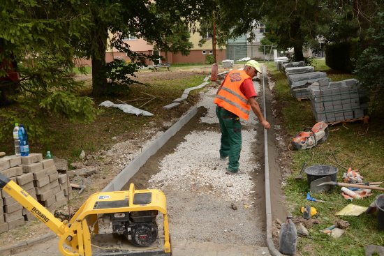 Do konce listopadu budou dokončeny veškeré úpravy na sídlišti Jih. Díky ušetřeným penězům bude rozsah provedených prací, větší než se čekalo.
FOTO: DAVID MACHÁČEK