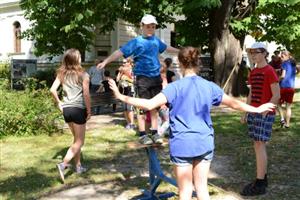 Minulý týden si zájemci mohli v rámci projektu Někdo ven? vyzkoušet některé cirkusové dovednosti jako například chůzi po laně.
FOTO: D. MACHÁČEK