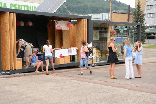 Již druhým týdnem se v kontejnerových expozicích v centru města střídají prezentace firem, dobročinných aktivit nebo konkrétních výrobků či značek v projektu Sdílko.
FOTO: DAVID MACHÁČEK