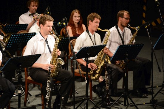 Promenádní koncert frenštátského Swingtime Bandu se kvůli bouřce uskutečnil v prostorách zdejšího kina a uzavřel celou sérii.
FOTO: D. MACHÁČEK