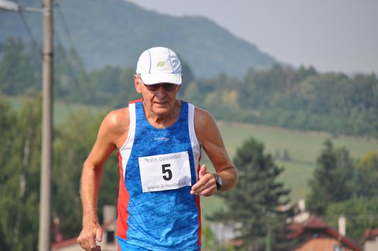 Jediným závodníkem nad 70 let byl v Běhu oborou Petr Navara, reprezentující barvy AK EZ Kopřivnice, který uběhl 10km trať za 1:03:34 hod.
FOTO: KRISTINA ČABLOVÁ