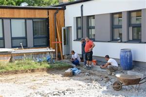 Zatímco uvnitř finišují stavební úpravy a přípravy na zahájení provozu, zahrada Mateřské školy Pionýrská bude procházet proměnou ještě další dva měsíce.
FOTO: DAVID MACHÁČEK