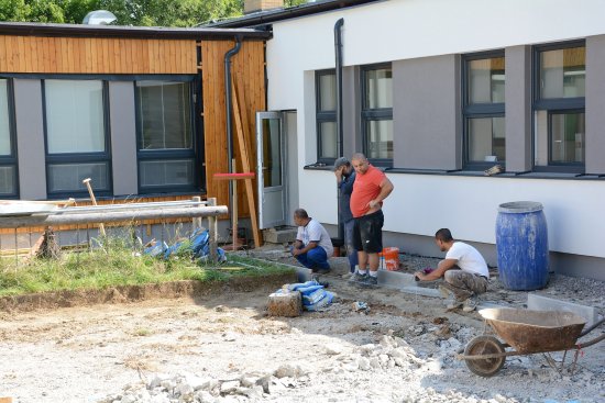 Zatímco uvnitř finišují stavební úpravy a přípravy na zahájení provozu, zahrada Mateřské školy Pionýrská bude procházet proměnou ještě další dva měsíce.
FOTO: DAVID MACHÁČEK