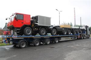 Speciál pro přepravu vrtné plošiny navržený a vyrobený v Tatře je se svými osmnácti metry délky a osmdesáti čtyřmi tunami váhy největší tatrovkou v historii.
FOTO: DAVID MACHÁČEK