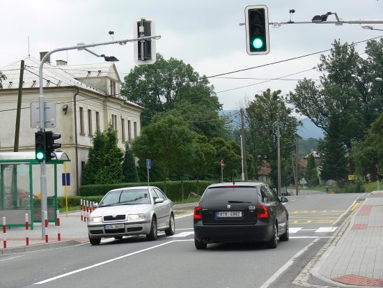 Řidičům automobilů, kteří při průjezdu Ženklavou nedodrží padesátikilometrovou rychlost, automaticky naskočí na světelném semaforu červený terč.
FOTO: ILONA MAZALOVÁ