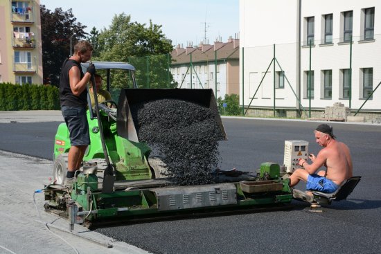 Na sportovním hřišti u ZŠ Emila Zátopka začaly práce na pokládce speciálních povrchů. Firma musela počkat na vyschnutí podkladových vrstev a dostala se do skluzu.
FOTO: DAVID MACHÁČEK