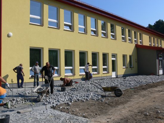 Na nové budově Základní a Mateřské školy v Mošnově se provádí poslední dokončovací práce. Pokud včas vyschnou podlahy, začnou se v ní děti učit od listopadu.
FOTO: ILONA MAZALOVÁ