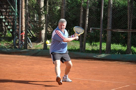 Dušan Veselka je tradičním účastníkem kopřivnického tenisového turnaje neregistrovaných a v letošním roce skončil ve dvouhře mužů ve skupině třetí.
FOTO: KRISTINA ČABLOVÁ
