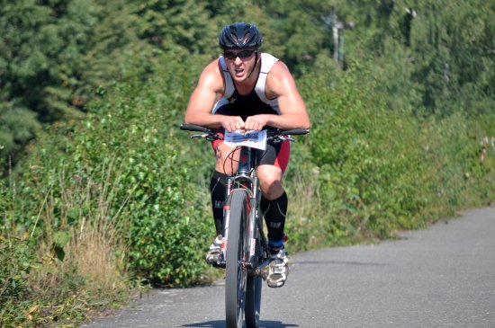 Petr Jalůvka (SK Jiří Team Ostrava) se držel ve vedení v celém průběhu Větřkovického triatlonu a nakonec zvítězil v čase 1:33:32 hod.
FOTO: KRISTINA ČABLOVÁ