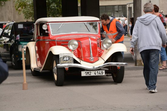 Nablýskaná Tatra52 s unikátní Sodomkovou karosérií patřila k největším lákadlům kolony tatrováckých veteránů, která projela městem. 
FOTO: DAVID MACHÁČEK