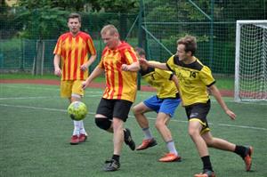 Mužstvo 1. FC Bari vysoko porazilo tým FC Ďábelská Jelita (v pruhovaných dresech) a upevnilo si suverénní vedení v první lize OP.
FOTO: KRISTINA ČABLOVÁ