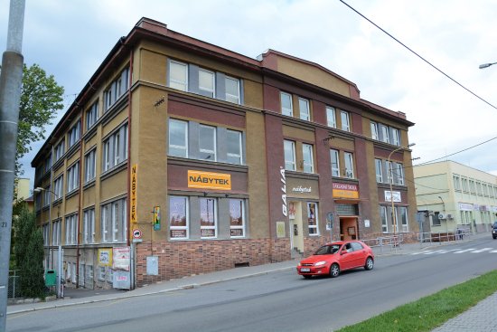 Budova č. p. 117 na ulici Štefánikově by mohla změnit majitele. Zastupitelé před týdnem odhlasovali záměr jejího prodeje biskupství, jež je provozovatelem Základní školy sv. Zdislavy.
FOTO: DAVID MACHÁČEK