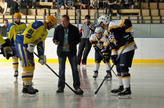 Slavnostní buly starosty Miroslava Kopečného zahájilo nejen působení zdejších hokejistů ve II. lize, ale i provoz rekonstruovaného stadionu.
FOTO: K. ČABLOVÁ