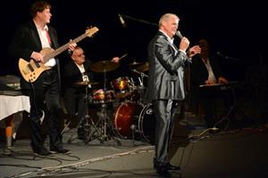 Zpěvák Laďa Kerndl přijel na odložený koncert v Kopřivnici nejen dodatečně oslavit své narozeniny, ale také zde pokřtil své nejnovější CD a knihu.
FOTO: DAVID MACHÁČEK