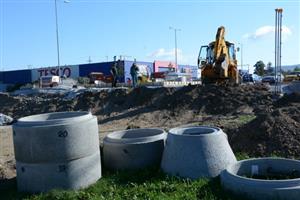 Automatická čerpací stanice pohonných hmot vyrůstá na pozemcích společnosti Tesco v Kopřivnici. Bude teprve čtvrtá svého druhu v republice.
FOTO: DAVID MACHÁČEK
