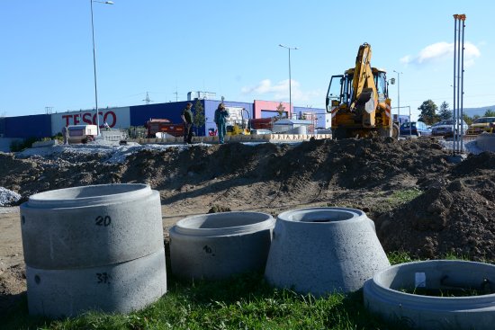 Automatická čerpací stanice pohonných hmot vyrůstá na pozemcích společnosti Tesco v Kopřivnici. Bude teprve čtvrtá svého druhu v republice.
FOTO: DAVID MACHÁČEK
