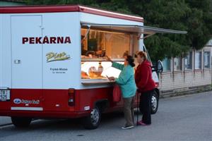 V pondělí do Vlčovic premiérově zavítala pojízdná prodejna potravin. To, zda bude zajíždět pravidelně, bude záležet na zájmu nakupujících. 
FOTO: DAVID MACHÁČEK