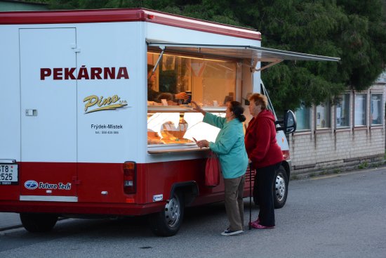 V pondělí do Vlčovic premiérově zavítala pojízdná prodejna potravin. To, zda bude zajíždět pravidelně, bude záležet na zájmu nakupujících. 
FOTO: DAVID MACHÁČEK