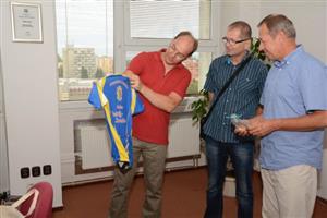 Starosta Zwönitzu Wolfgang Triebert předává místnímu starostovi památečný trikot cyklotour mezi oběma městy.