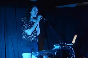 Americká zpěvačka Aby Wolf na půdě kopřivnické Mandaly bavila posluchače experimenty s vlastním hlasem.
FOTO: DAVID MACHÁČEK