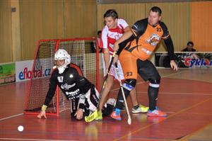 Lukáš Soukal (vlevo) se snaží prosadit před brněnskou bránou proti urostlejšímu soupeři. Vikingové nakonec Gulliverům podlehli těsně 6:7.
FOTO: KRISTINA ČABLOVÁ