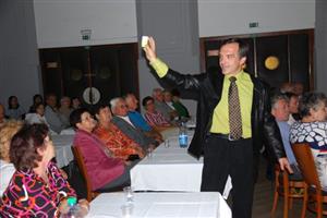 V úvodu akce ’Nedáme se’ byla sehrána simulovaná prodejní akce, kdy se prodejce snažil přítomným prodat kostku másla za 400 korun. Jeho výkon byl natolik přesvědčivý, že někteří lidé odcházeli ze sálu a dožadovali se zásahu policie.
FOTO: DANA HOĎÁKOVÁ