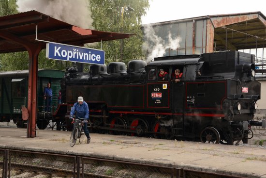 Dým nad kopřivnickým nádražím před týdnem prozrazoval, že po zdejší trati po delší době projížděl historický vlak tažený parní lokomotivou přezdívanou Matěj.
FOTO: DAVID MACHÁČEK