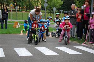 Na start letošního ročníku Koloběžkového závodu určeného nejmenším dětem se postavilo celkem padesát účastníků. Kromě dětí si v závěru recesně zasoutěžili i rodiče. 
FOTO: DANA HOĎÁKOVÁ