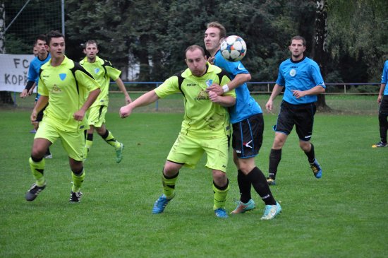 O míč bojují ve fotbalovém derby vlčovický Jan Michna (vlevo) a kopřivnický Tomáš Fendrich. Vítězství mužstva FC Vlčovice-Mniší zařídil dvěma brankami Beseda.
FOTO: KRISTINA ČABLOVÁ