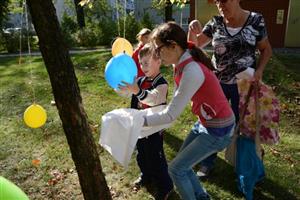 Při zahájení výstavního happeningu v parku E. Beneše byly připraveny také hry pro děti. Ty například zkoušely třídění kávových zrn ukrytých v balónku.
FOTO: D. MACHÁČEK