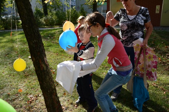 Při zahájení výstavního happeningu v parku E. Beneše byly připraveny také hry pro děti. Ty například zkoušely třídění kávových zrn ukrytých v balónku.
FOTO: D. MACHÁČEK